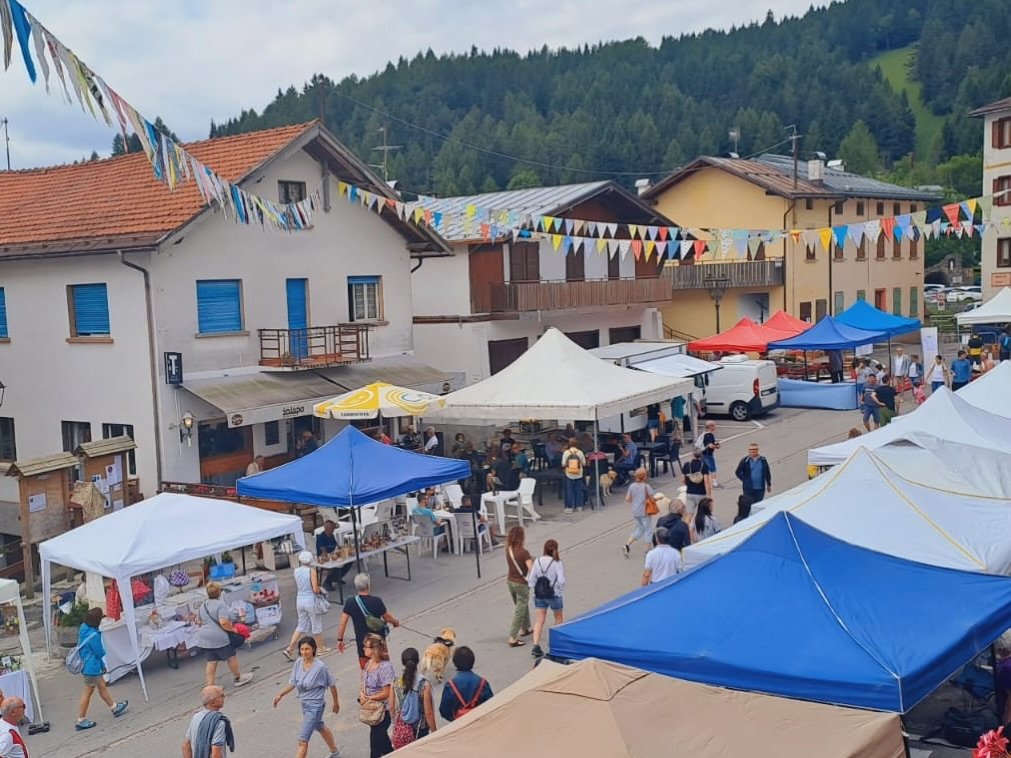 FIERA di SAN TOMMASO 5 LUGLIO 2026
DA OGGI, OGNI GIORNO VI  PRESENTEREMO UNO 
DEGLI ESPOSITORI CHE ANIMERANNO LA FIERA!

La Fiera di San Tommaso è uno degli appuntamenti più sentiti di Pozzale di Cadore: si svolge ogni anno la prima domenica di luglio e richiama paesani, famiglie e visitatori in un clima di festa autentica. Tra incontri in piazza, bancarelle e momenti di convivialità, la fiera è l’occasione perfetta per vivere il paese, riscoprire le tradizioni e condividere una giornata speciale ai piedi delle Dolomiti. 
#pozzaledicadore #fieramercato #dolomiti #artigianatolocale