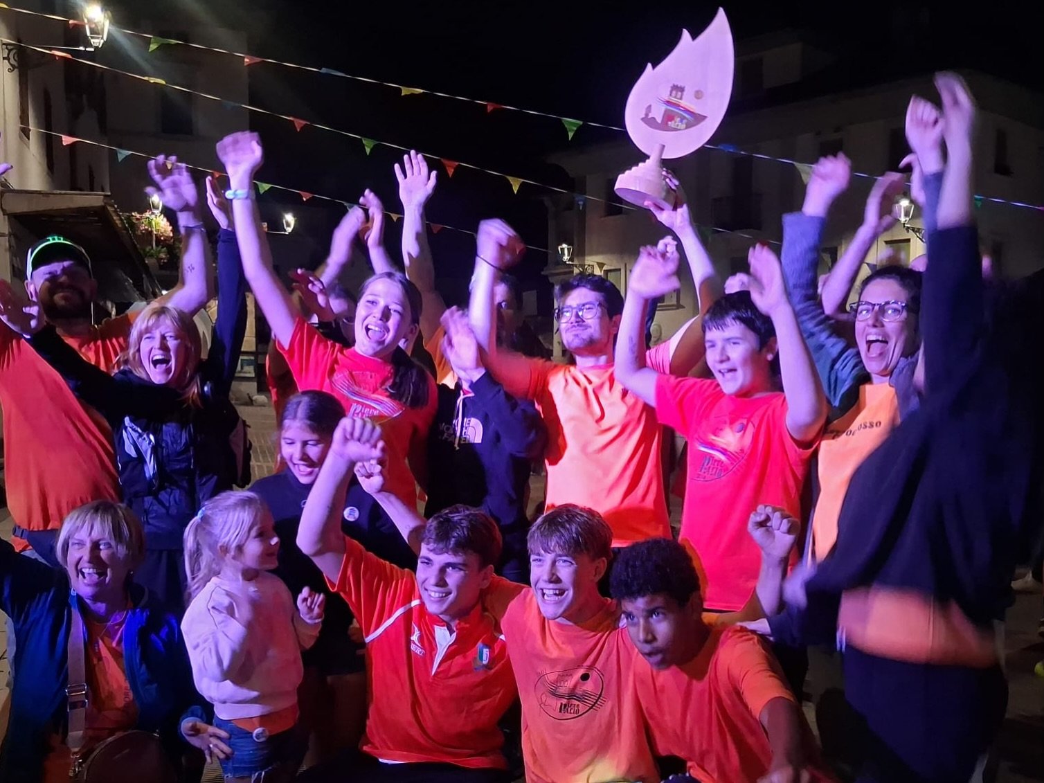 DOPO 8 ANNI, IL PALIO TORNA A POZZALE/NEBBIÙ! 🏆

Che squadra! ❤️
Giovani e meno giovani, tutti insieme, con grinta, entusiasmo e tanta allegria!

Quest’anno il Palio ha avuto un significato ancora più speciale: Pozzale e Nebbiù si sono unite, trasformando le due frazioni alte in un’unica grande squadra. 

Abbiamo scelto di unirci, mettendo insieme persone, energie e sorrisi. Le frazioni alte, insieme, sono diventate ancora più forti. 

E alla fine… abbiamo vinto! 🎉

Ma la vittoria più bella è stata quella di ritrovarsi, fare squadra e sentirsi parte di qualcosa tutti insieme.

Dopo 8 anni, il Palio torna a casa.
E questa volta torna a casa con Pozzale e Nebbiù, insieme. ❤️