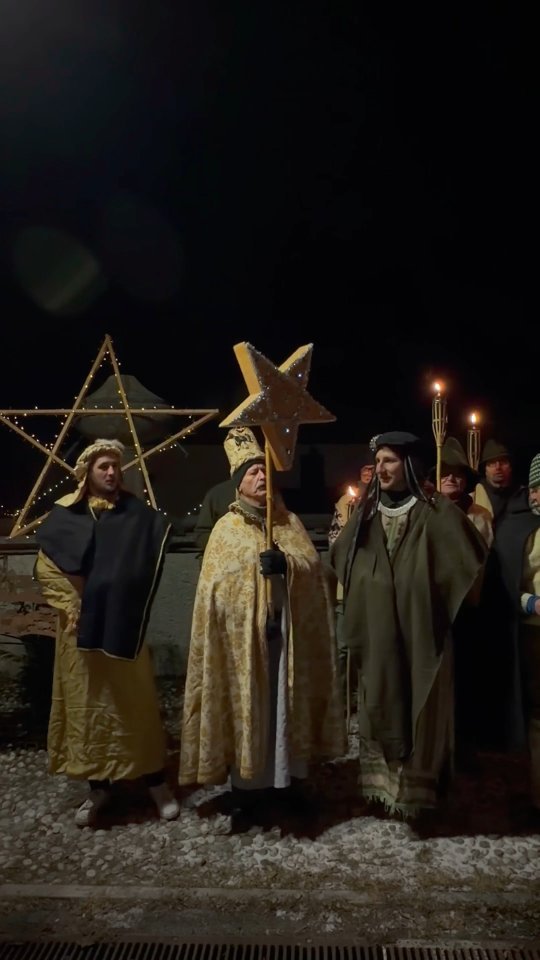 Il 5 gennaio 2026 si è svolto a Pozzale di Cadore l’antico rito de La Bela Stela.
La partecipazione è stata, come sempre, numerosa e sentita, a testimonianza del forte legame della
comunità con questa tradizione.
I Re Magi e la Bela Stela hanno percorso le vie del paese, sostando alle fontane di Longiarù, delle
Casine , del Moro e di Sopracolle, splendidamente addobbate a festa dagli abitanti delle borgate. Il
corteo ha poi raggiunto piazza Margherita, dove è stato accolto, come da consuetudine, dal rinfresco
offerto dai volontari dell’associazione Pozzale Vive e dal ristoro del bar Zalepo.
Un sentito grazie a tutti coloro che hanno partecipato e collaborato alla riuscita della serata.
... insieme col Signore, la bona note!
#LaBelaStela #PozzaleDiCadore #Tradizione #RitiAntichi #Epifania #ReMagi #Comunità #IdentitàLocale #Cadore #Dolomiti #Belluno #Montagna #PaesiDiMontagna #TradizioniCheVivono #Insieme #Volontariato #PozzaleVive #FestaDiPaese #BonaNote #LuceNellaNotte #StellaCheGuida #SpiritoDiComunità